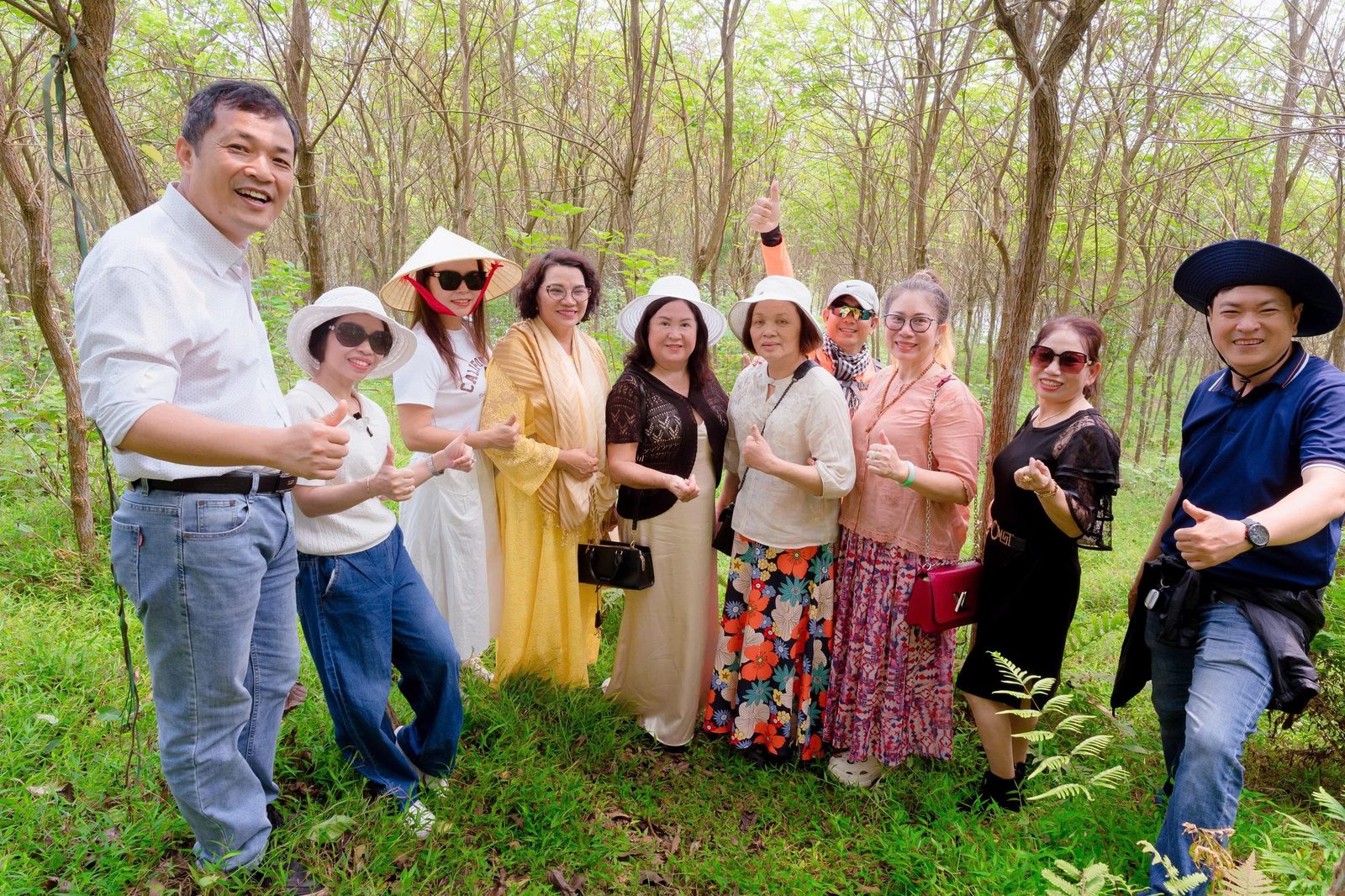 Đoàn tham quan vườn cây Ánh Dương